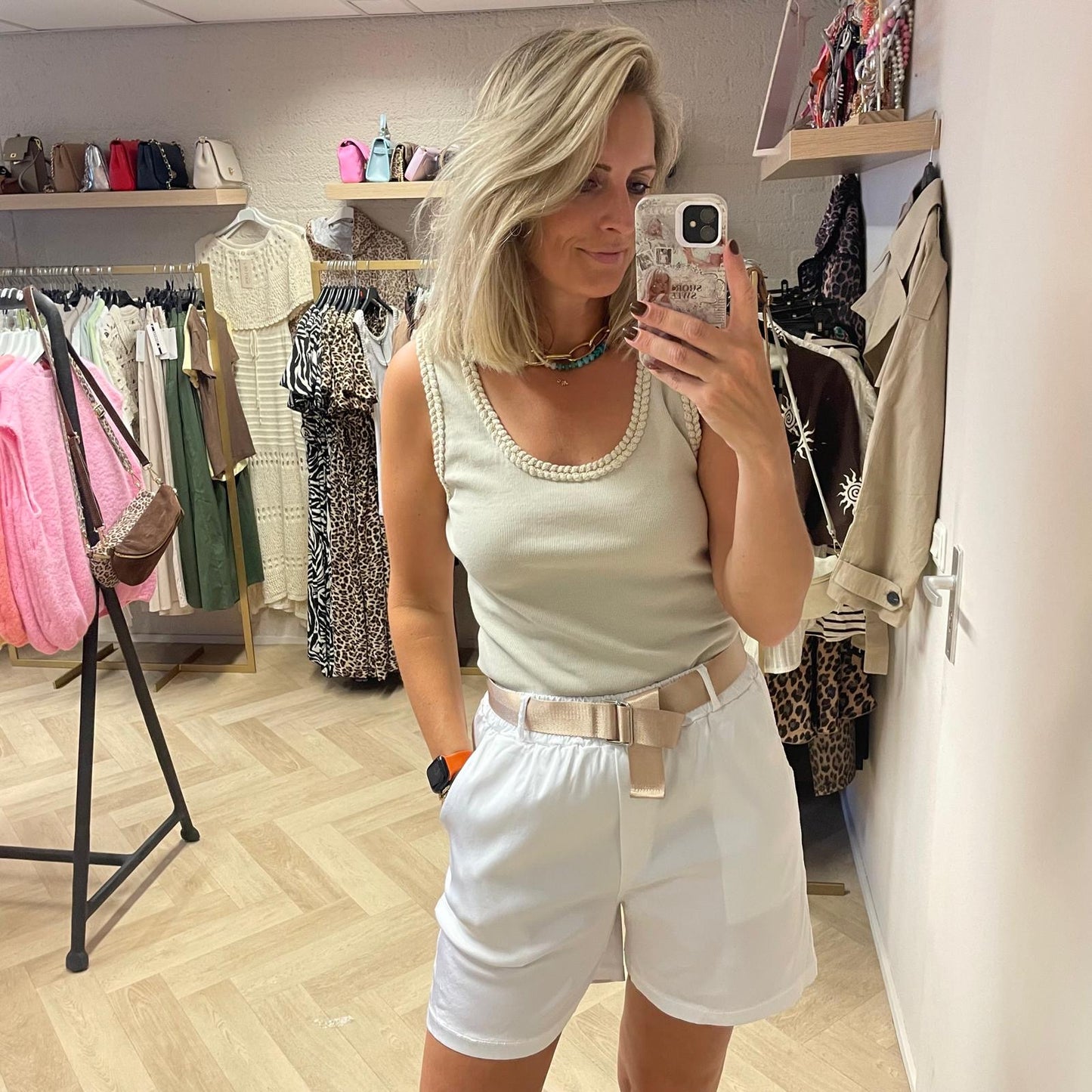 Short Joan Shine Wit