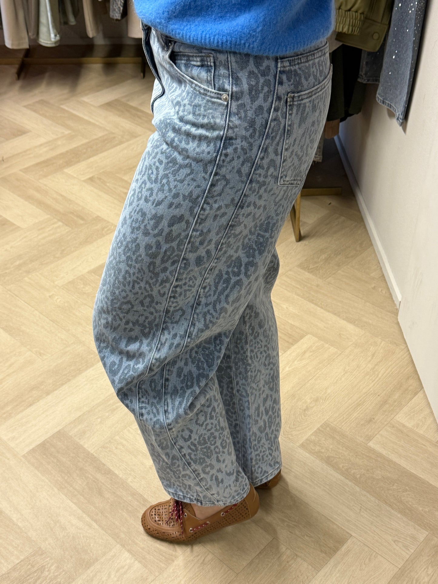 Jeans Laulia Barrel Leopard Blauw