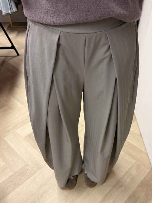 Pantalon Joy Plooi Elastiek Beige Visgraat